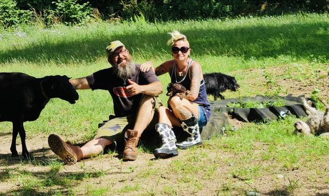 Helge und Stippi Schumann kümmern sich auf dem TiKi-Hof um alte und kranke Tiere Der Schutzengel-Lebenshof "TiKi" in der Nähe von Hagenow in Mecklenburg-Vorpommern