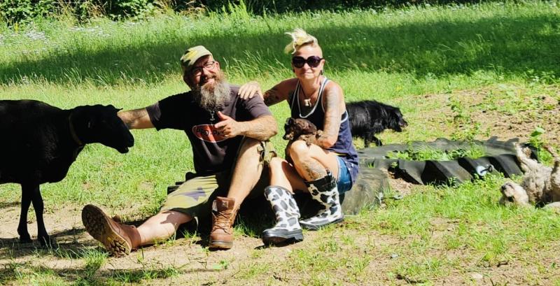 Der SchutzengelWerk TiKi-Hof für alte und kranke Tiere in Hagenow Frau und Mann mit Hund und schwarzem Schaf